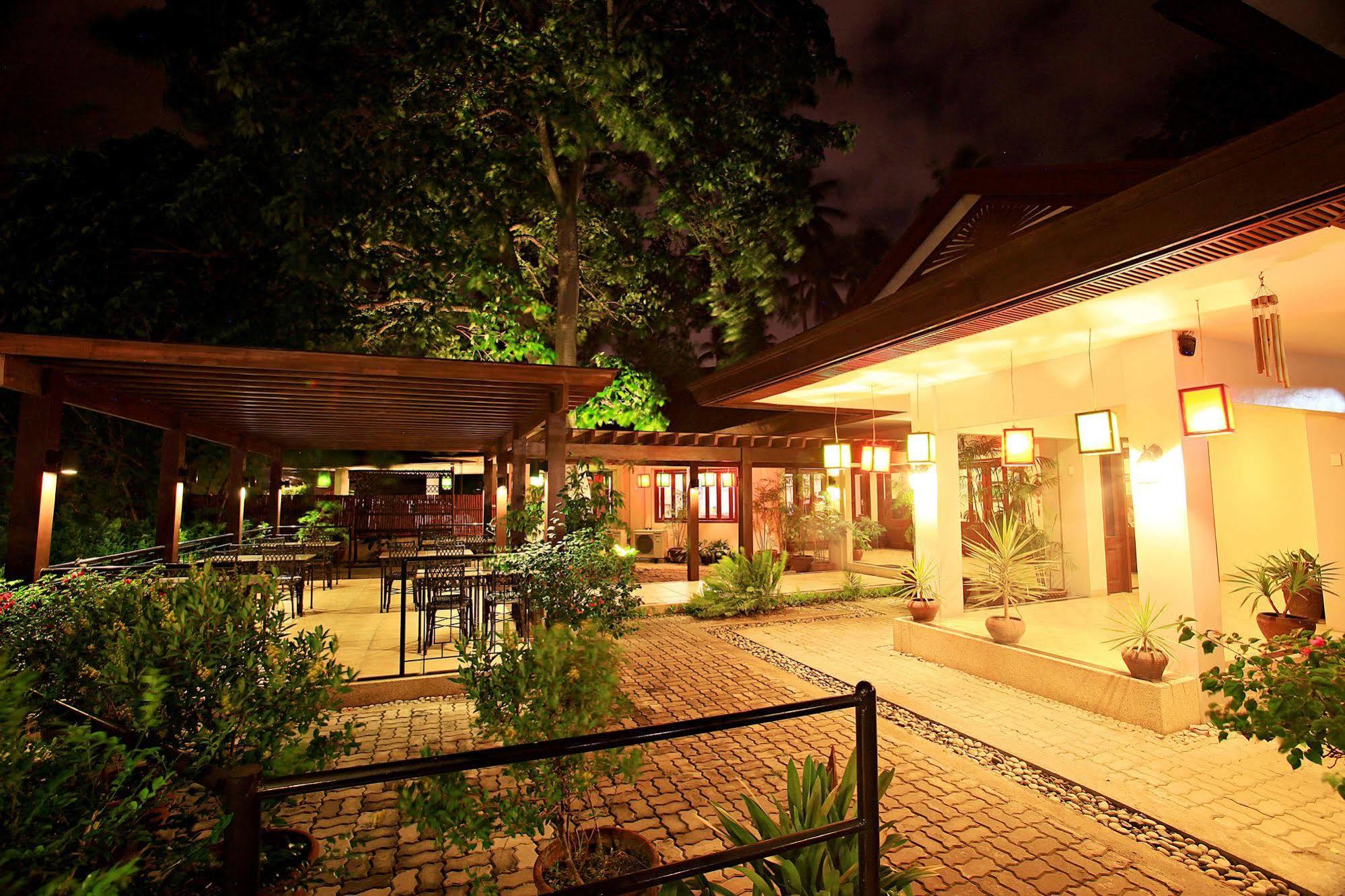 Hotel Tropika Davao City Exteriör bild